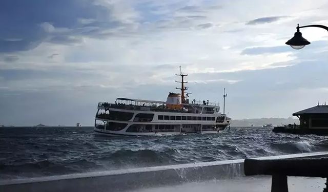 Fırtına nedeniyle İstanbul'da vapur seferleri iptal edildi