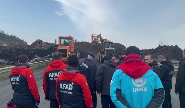 Arhavi'de meydana gelen heyelan nedeniyle Karadeniz Sahil Yolu ulaşıma kapandı