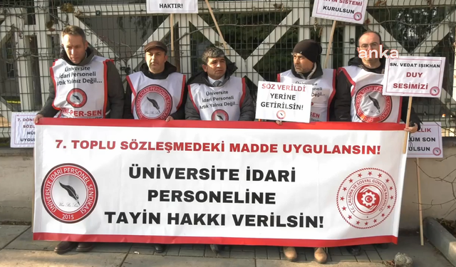 Üniversite idari personelleri "tayin hakkı" için Çalışma Bakanlığı önünde oturma eylemi yapıyor