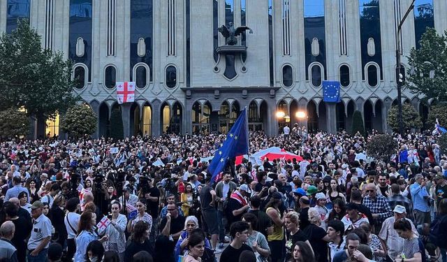 Binlerce Gürcü, Cumhurbaşkanı Kavelashvili'nin göreve başlamasını parlamento önünde protesto etti