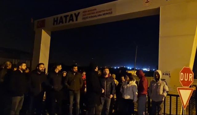 Hatay’da konteyner kentte kalan öğretmenler, elektriklerin kesilmesini protesto etti