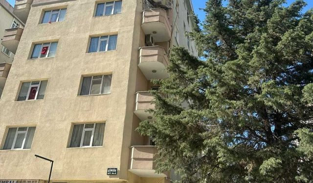 Kadıköy'de balkonu çöken bina mühürlendi