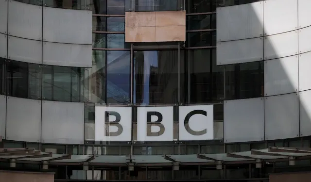 BBC'de üst düzey sunucuya şok iddia: Genç çalışana müstehcen görüntü gönderdi