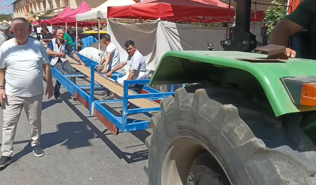 Aydın Karacasu'da düzenlenen 36. Afrodisias Kültür, Sanat ve Tanıtım Festivali'nde 13 metrelik pide yapıldı