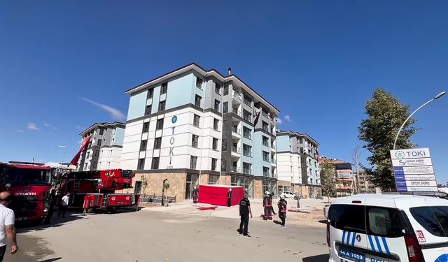 Malatya’da TOKİ işçisi parasını alamadığı iddiasıyla çatıya çıktı