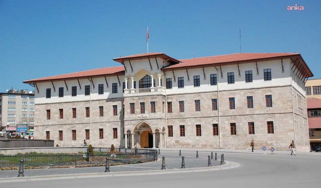 Sivas'ta otobüs ile tır çapıştı: 3'ü ağır 23 kişi yaralandı