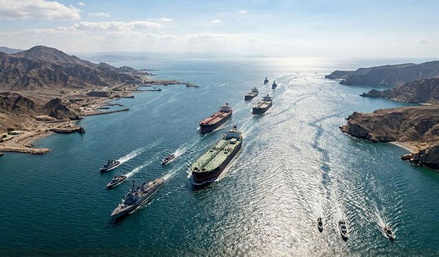 Hürmüz Boğazı'nda mayına çarpan tankerde patlama