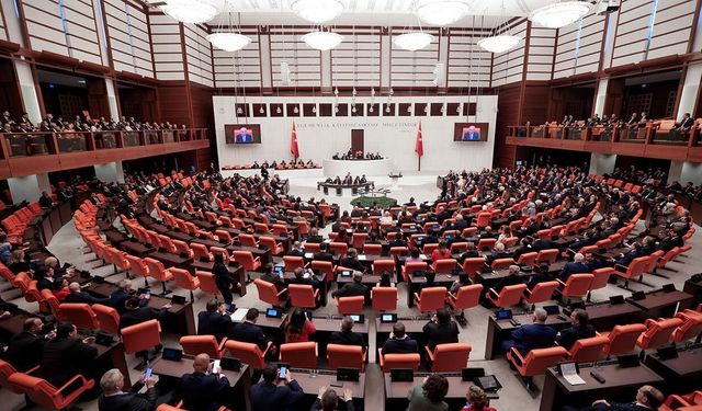 Siyasette birleşme hamlesi: İki partiden ortak çatı sinyali