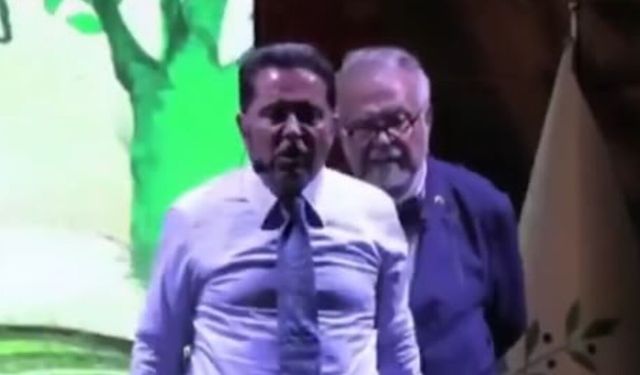 Celal Şengör'den Ahmet Özer'e sahnede “süre” müdahalesi!