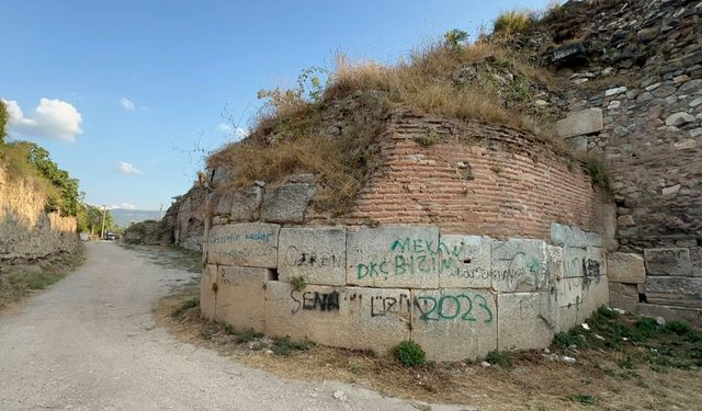 İznik’in tarihi surlarını böyle kirlettiler