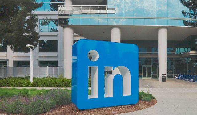 İş arama uygulaması LinkedIn date uygulamasına döndü: Her 4 kişiden biri...