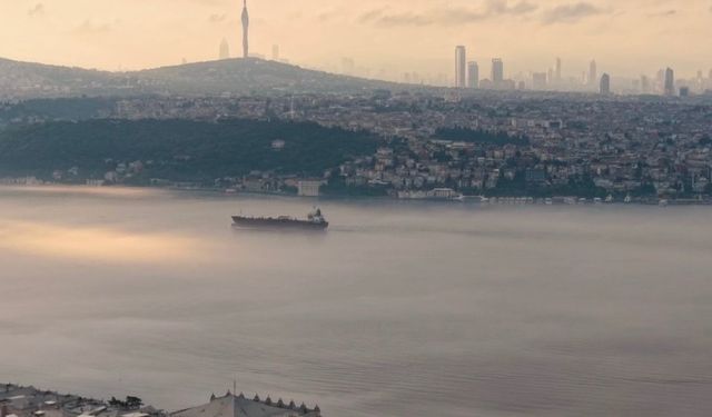 İstanbul'da yoğun sis etkili oluyor: Boğaz hattı trafiğe kapatıldı