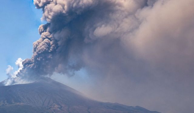 Etna yeniden patladı! Kül bulutu hava trafiğini vurdu