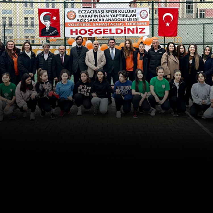 Dünya şampiyonu Eczacıbaşı, deprem bölgesindeki liseye voleybol sahası hediye etti