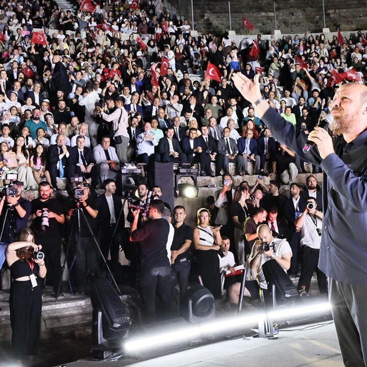 Bilal Erdoğan sahnede şarkı söyledi