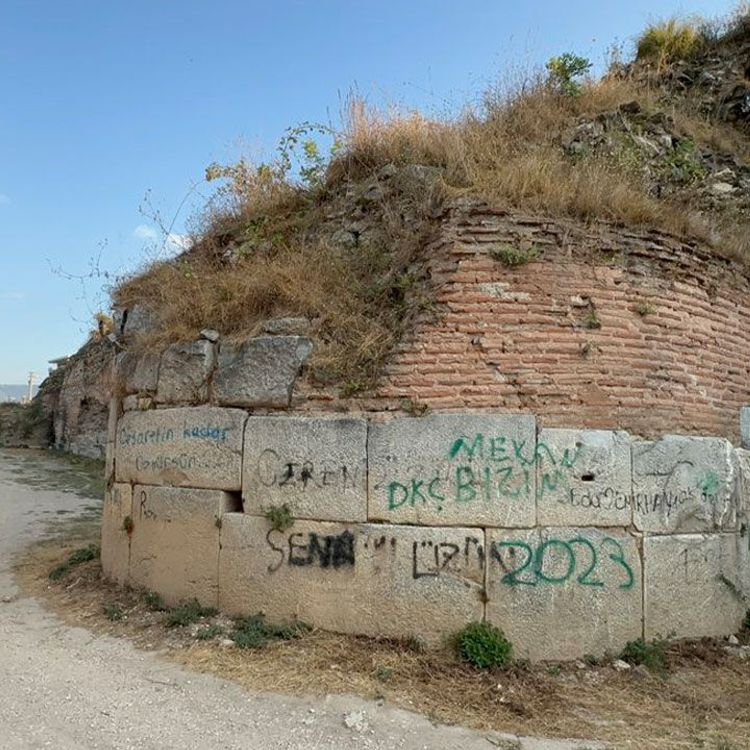 İznik’in tarihi surlarını böyle kirlettiler