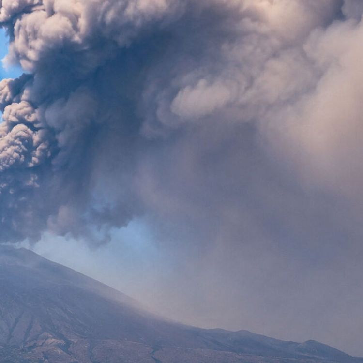 Etna yeniden patladı! Kül bulutu hava trafiğini vurdu