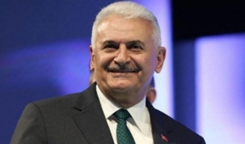 Binali Yıldırım, sahneye çıkıp şarkı söyledi