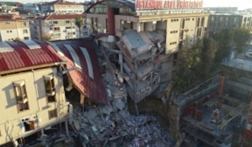 İstanbul'da 3 katlı özel üniversite binası çöktü