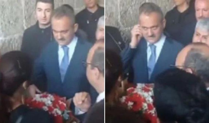 Öğretmen çiçek uzattı, Bakan Mahmut Özer kulağını kaşıdı
