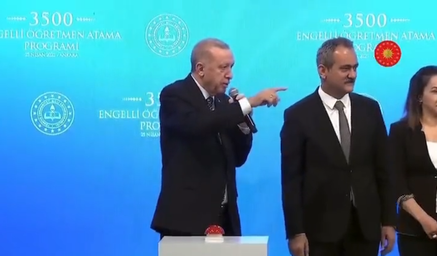 Erdoğan'dan engelli öğretmene: Pek engelliye benzemiyorsun