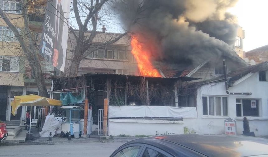 İstanbul'da kıraathane yangını