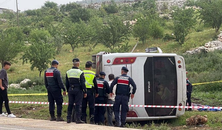 Gaziantep’te yolcu midibüsü devrildi; astsubay öldü, 17 yaralı