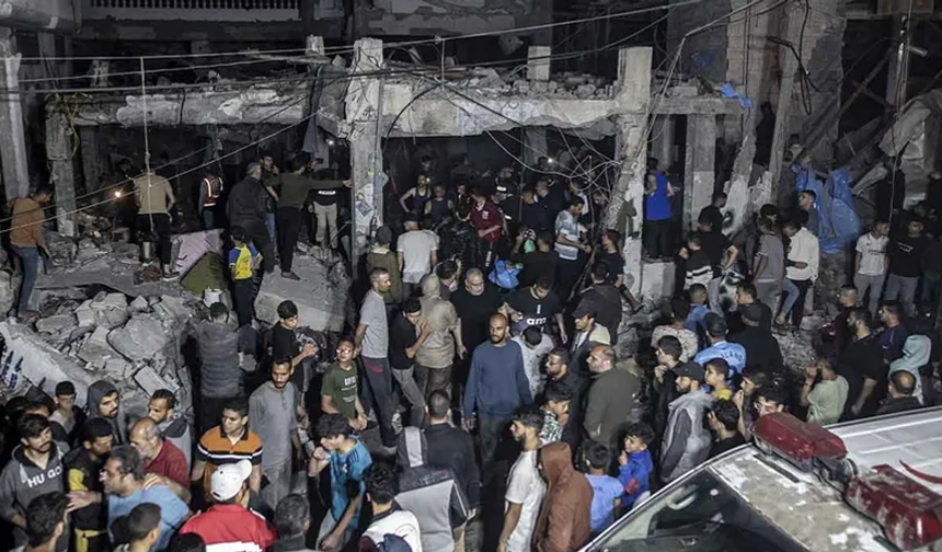 İsrail Refah'ta bir eve ve mülteci kampına saldırdı: 18 ölü
