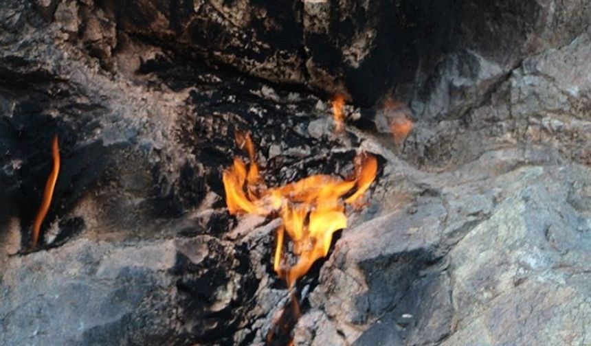 Hatay'daki esrarengiz taş: Yıllardır yanmaya devam ediyor