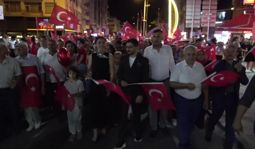 Burdur’un Bucak ilçesinde Türk Halk Müziği Sanatçısı Sümer Ezgü sahne aldı