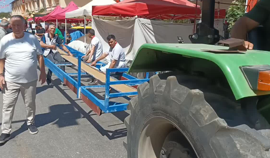 Aydın Karacasu'da düzenlenen 36. Afrodisias Kültür, Sanat ve Tanıtım Festivali'nde 13 metrelik pide yapıldı