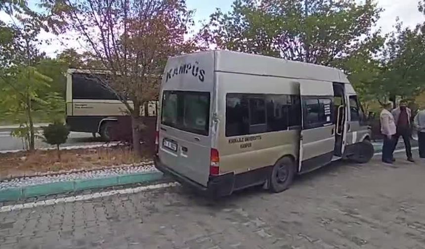 Kırıkkale'de dolmuş ağaca çarptı: 13 üniversite öğrencisi yaralandı