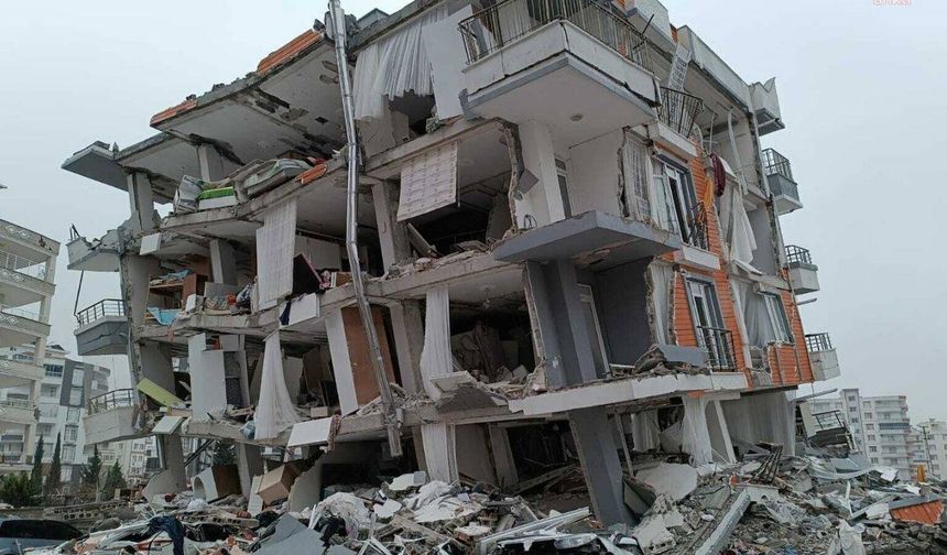 Depremde yıkılan Burak Yapı Sitesi davasında kamu görevlileri ilk kez hakim karşısına çıktı