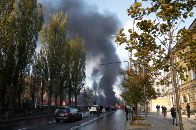 Ukrayna&#039;nın başkenti Kiev&#039;de sabah saatlerinde 3 tane büyük patlama meydana geldi. Bölgede hava savunma sistemleri aktif hale getirildi.