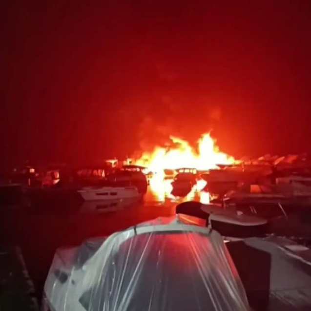 bostancı sahılde tekne yangını foto