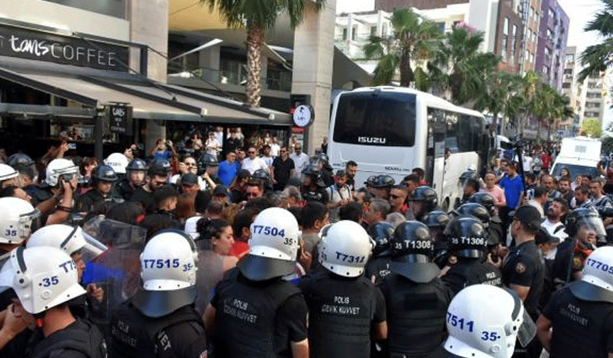 İzmir'de LGBTİ bireylerin yürüyüşüne polis müdahalesi: Çok sayıda gözaltı var