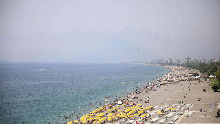 Geçen hafta hava sıcaklığının mevsim normallerinde seyrettiği Antalya'da son günlerde sıcaklıkla birlikte nem de arttı. Sıcaklığın 30 dereceyi aştığı kentte nem, yüzde 85'e kadar yükseldi. Yüksek nem nedeniyle oluşan nem bulutları ise kenti kapladı.