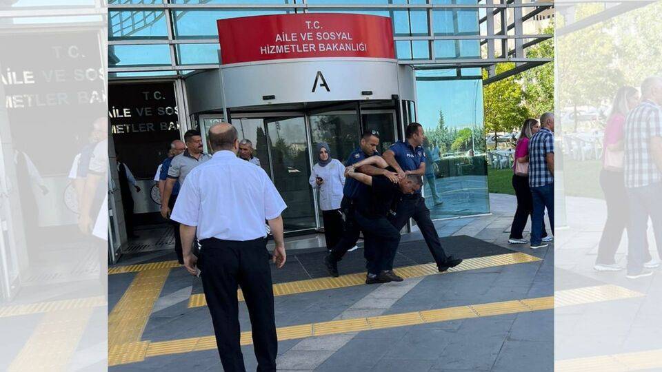 bakanligin-onunde-acim-gecinemiyorum-dedi-ters-kelepce-ile-gozaltina-alindi