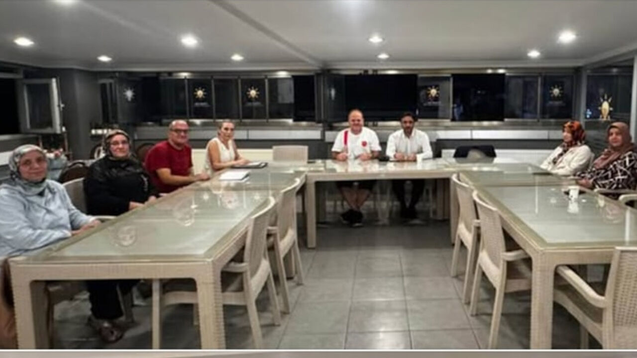 AK Parti toplantısında şort krizi! Tepkilerin ardından fotoğraflar kaldırıldı